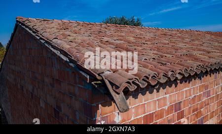 Dachschindeln beschädigt und reparaturbedürftig Stockfoto
