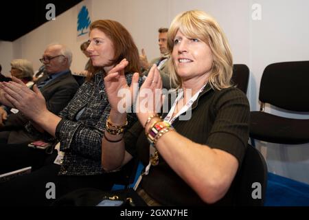 Manchester, England, Großbritannien. Oktober 2021. IM BILD: Rachel Johnson, Boris Johnsons Schwester. Stanley Johnson - Boris Johnsons Vater, gesehen in Diskussion mit dem designierten COP-Präsidenten, Alok Sharma MP auf der Konferenz der Konservativen Partei #CPC21. Quelle: Colin Fisher/Alamy Live News Stockfoto