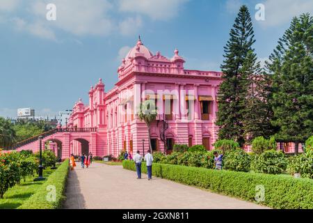 DHAKA, BANGLADESCH - 22. NOVEMBER 2016: Ahsan Manzil, ehemaliger Wohnpalast des Nawab von Dhaka, Bangladesch Stockfoto