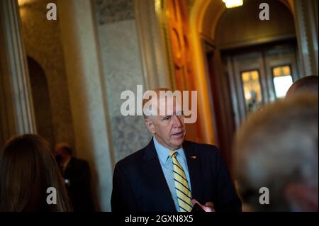 Washington, Vereinigte Staaten. Oktober 2021. Der US-Senator Thom Tillis (Republikaner von North Carolina) spricht vor der Senatskammer mit Reportern vor einer Abstimmung im US-Kapitol in Washington, DC, am Dienstag, den 5. Oktober 2021. Kredit: Rod Lampey/CNP/dpa/Alamy Live Nachrichten Stockfoto