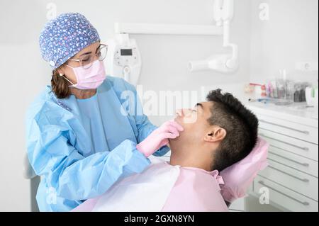 Der Arzt behandelt die Zähne des Patienten in einer modernen Zahnklinik. Hochwertige Fotos Stockfoto