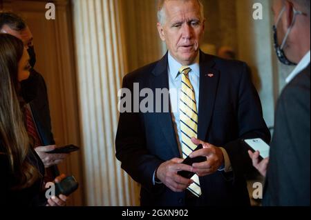 Washington, Vereinigte Staaten. Oktober 2021. Der US-Senator Thom Tillis (Republikaner von North Carolina) spricht vor der Senatskammer mit Reportern vor einer Abstimmung im US-Kapitol in Washington, DC, am Dienstag, den 5. Oktober 2021. Kredit: Rod Lampey/CNP/dpa/Alamy Live Nachrichten Stockfoto