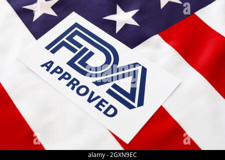 Logo FDA-zugelassen mit der Flagge der Vereinigten Staaten von Amerika Stockfoto