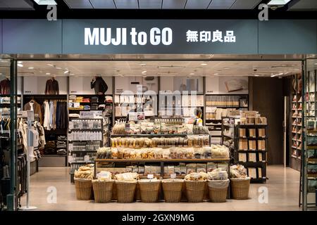 Hongkong, China. Oktober 2021. Japanisches Haushalts- und Bekleidungseinzelhandelsunternehmen Muji, Geschäft in Hongkong gesehen. (Foto von Budrul Chukrut/SOPA Images/Sipa USA) Quelle: SIPA USA/Alamy Live News Stockfoto