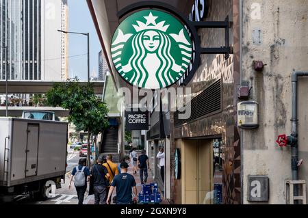 Hongkong, China. Oktober 2021. Fußgänger laufen an der amerikanischen multinationalen Kette Starbucks Coffee Store in Hongkong vorbei. (Foto von Budrul Chukrut/SOPA Images/Sipa USA) Quelle: SIPA USA/Alamy Live News Stockfoto