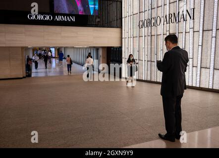Hongkong, China. Oktober 2021. Pendler laufen am italienischen Modemarke Giorgio Armani Store in Hongkong vorbei. (Foto von Budrul Chukrut/SOPA Images/Sipa USA) Quelle: SIPA USA/Alamy Live News Stockfoto