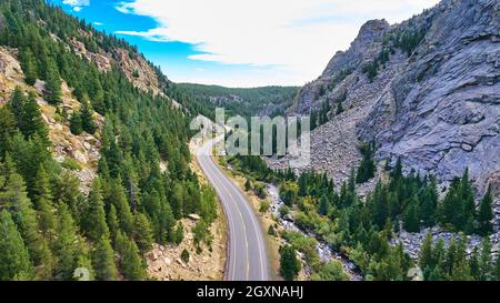 Schöne Straße Autobahn durch Canyon neben Land Berge und Wald von Pinien Stockfoto