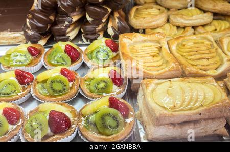 Obstkuchen zum Verkauf in der Bäckerei, La Linea de la Concepcion, Spanien Stockfoto