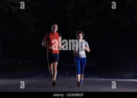 urbane Sportarten, gesundes paar Joggen in der Stadt am frühen Morgen in der Nacht Stockfoto