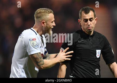 Tom Clarke, Kapitän von Preston North End, spricht mit dem Schiedsrichter Peter Bankes Stockfoto