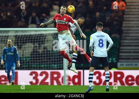 Aden Flint von Middlesbrough und Lukas Nmecha von Preston North End konkurrieren um einen Header Stockfoto