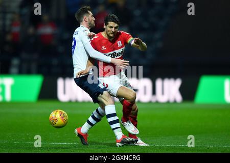 Middlesbroughs Kapitän George Friend wird von Tom Barkhuizen von Preston North End angepackt Stockfoto