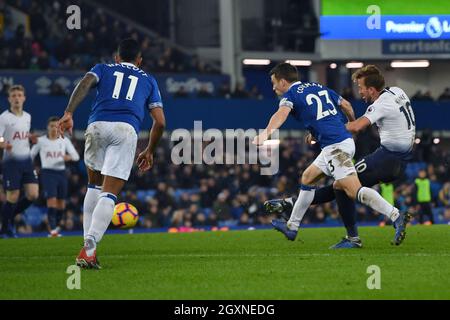 Harry Kane von Tottenham Hotspur hat einen Torschuss Stockfoto