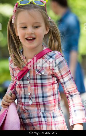 Smilling kleines Mädchen laufen im Park Stockfoto