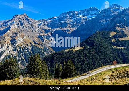 Wanderer vor der Bergkette Les Diablerets in der Nähe des Dorfes Les Diablerets mit dem Gipfel Scex Rouge, Ormont-Dessus, Waadtländer Alpen, Waadt Stockfoto