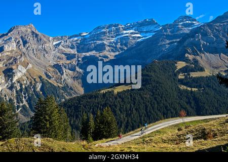 Radfahrer vor der Bergkette Les Diablerets in der Nähe des Dorfes Les Diablerets, Ormont-Dessus, Waadtländer Alpen, Waadt, Schweiz Stockfoto