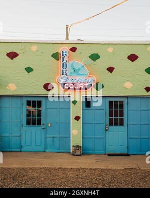 Blue Swallow Court Neon Vintage-Schild an der Route 66 in Tucumcari, New Mexico Stockfoto