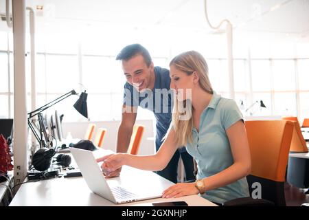 Gruppe von Jugendlichen Arbeiter mit Computer in städtischen alternative Studio - Geschäftskonzept, Personal- und Spaß über die Arbeitszeit - Start Stockfoto