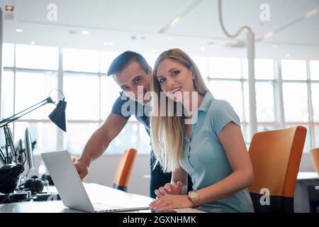 Gruppe von Jugendlichen Arbeiter mit Computer in städtischen alternative Studio - Geschäftskonzept, Personal- und Spaß über die Arbeitszeit - Start Stockfoto