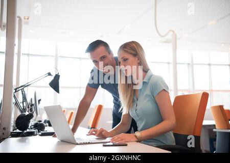 Gruppe von Jugendlichen Arbeiter mit Computer in städtischen alternative Studio - Geschäftskonzept, Personal- und Spaß über die Arbeitszeit - Start Stockfoto