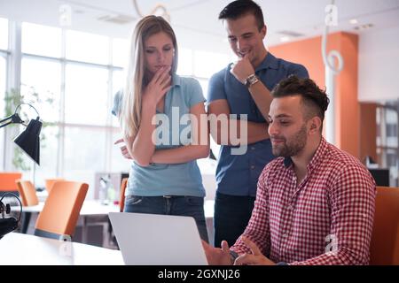 Gruppe von Jugendlichen Arbeiter mit Computer in städtischen alternative Studio - Geschäftskonzept, Personal- und Spaß über die Arbeitszeit - Start Stockfoto