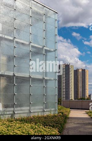 Modernistisches Osiedle Gwiazdy Anwesen und leichte Würfel des Neuen Schlesischen Museums, Katowice, Polen Stockfoto