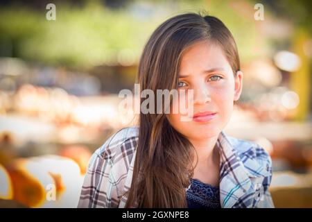 Preteen Mädchen Portrait im Kürbisbeet in rustikaler Umgebung. Stockfoto