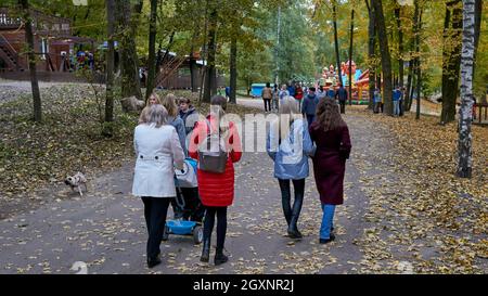 Woronesch, Russland. Oktober 2021. Passanten werden zu Fuß im Park gesehen.Voronezh Central Park ist das größte städtische Erholungsgebiet mit einer Geschichte von über 170 Jahren. Die Stadt Woronezh liegt im zentralen Teil des Stadtteils. Nimmt eine Fläche von etwa 100 Hektar ein. In den Jahren 2015 - 2016 wurde die erste Etappe des Baus des Parks komplett mit der Anordnung der Kinder- und Sportplätze, der Restaurierung des grünen Theaters, des Brunnens, der Verbesserung der Gedenkstätte, des Teiches, der Pflanzung von Bäumen und mehrjährigen Pflanzen rekonstruiert. Nach einer großen Renovierung, ausstellen Stockfoto