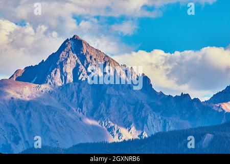 Großer Felsberg mit Schnee und Sonnenstrahlen Stockfoto