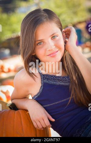 Preteen Mädchen Portrait im Kürbisbeet in rustikaler Umgebung. Stockfoto
