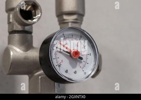 Nahaufnahme des Manometers im Heizsystem im Kesselraum. Stockfoto