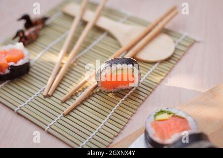Die Zusammensetzung von Sushi, natürliches Licht. Appetitliche Farben. Spitzenschuss Stockfoto