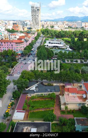 Blick über das Stadtzentrum von Tirana, den Rinia Park, das Taivani Center und die neuen Wolkenkratzer, Tirana, Albanien Stockfoto