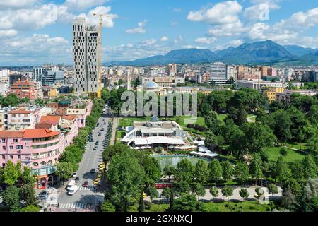 Blick über das Stadtzentrum von Tirana, den Rinia Park, das Taivani Center und die neuen Wolkenkratzer, Tirana, Albanien Stockfoto