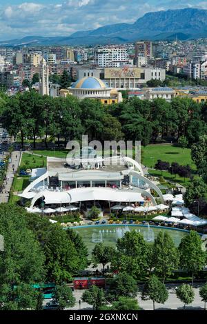 Blick über das Stadtzentrum von Tirana, den Rinia Park und das Taivani Centre, Tirana, Albanien Stockfoto