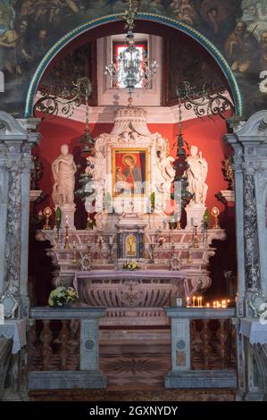 Kirche auf der künstlichen Insel unserer Lieben Frau von den Felsen, Ikone der Madonna mit dem Kind, Bucht von Kotor, Perast, Montenegro Stockfoto