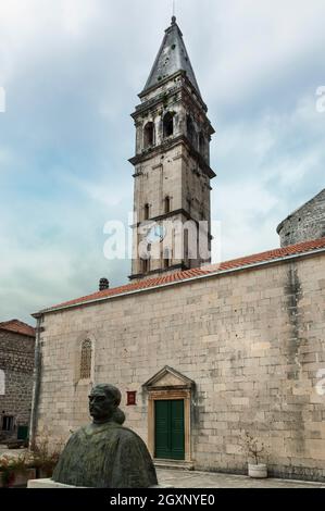 Statue des Admiral Matija Zmajevic, vor der Nikolaikirche, Bucht von Kotor, Perast, Montenegro Stockfoto