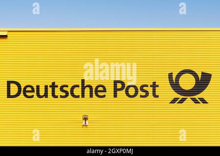 Deutsche Post, Logo auf Lager, Deutsche Post DHL Group, Ratingen, Nordrhein-Westfalen, Deutschland Stockfoto
