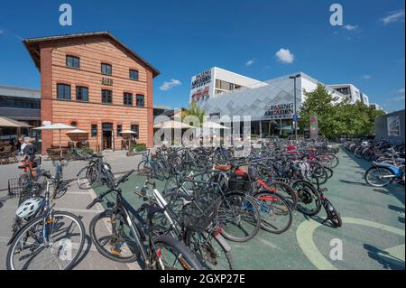 Bahnhofsplatz mit Fahrradparkplatz und Pasing Arcaden, Pasing, München, Oberbayern, Bayern, Deutschland Stockfoto