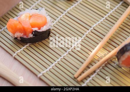 Die Zusammensetzung von Sushi, natürliches Licht. Appetitliche Farben. Draufsicht Stockfoto