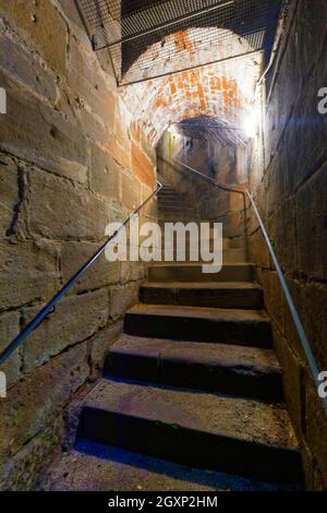 Treppen zu den Kasematten, kugelsichere Verteidigungspassagen in der Bastion, der Nürnberger Kaiserburg, der Altstadt von Sebald, Nürnberg, Mittelfranken Stockfoto