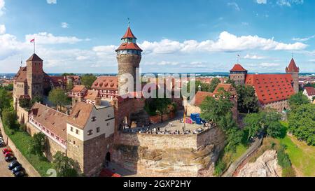 Luftaufnahme, links Kaiserburg Nürnberg mit Heidenturm, in der Mitte Sinwellturm, Menschen auf Freiung, hinter Walpurgiskapelle, rechts Stockfoto