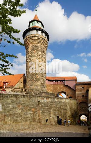 Treppe zum Vorplatz, Sinwell-Turm, erbaut 13. Jahrhundert, Höhe 41 Meter, Wehrturm und Wehrturm, runder Turm der Nürnberger Burg Stockfoto