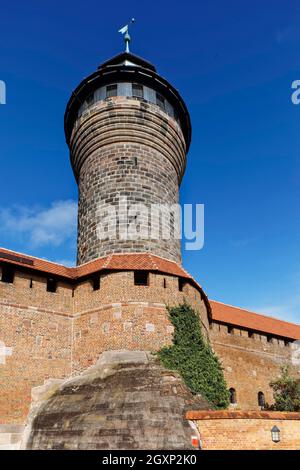 Sinwell-Turm, Blick von der Burgbefreiung, erbaut 13. Jahrhundert, Höhe 41 Meter, Wehrturm und Wehrturm, runder Turm der Nürnberger Burg Stockfoto