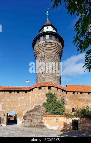 Sinwell Tower, Blick von der Burgbefreiung, Eingang zum Vorplatz, erbaut 13. Jahrhundert, Höhe 41 Meter, Wehrturm und Bergwehr, runder Turm Stockfoto