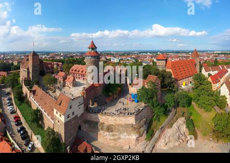 Luftaufnahme, links Kaiserburg Nürnberg mit Heidenturm, in der Mitte Sinwellturm, Menschen auf Freiung, hinter Walpurgiskapelle, rechts Stockfoto