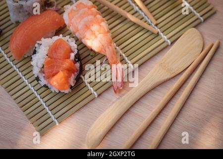 Die Komposition aus Sushi und natürlichem Licht. Appetitliche Farben. Garnelen Stockfoto