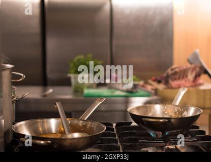 Chefkoch Kochen, Braten im Wok Pfanne. Verkauf und Essen Konzept Stockfoto