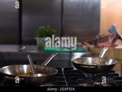 Chefkoch Kochen, Braten im Wok Pfanne. Verkauf und Essen Konzept Stockfoto