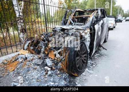 Verbranntes explodierter Wagen. Folgen von Katastrophen oder Terroranschlägen. Stockfoto